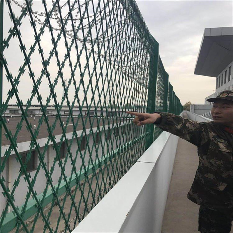 監(jiān)獄刀片鋼網墻圖片4