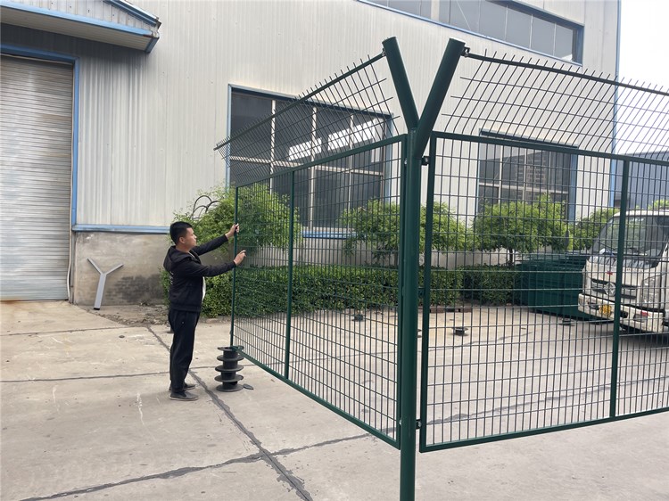 浸塑隔離防護網圖片4 浸塑隔離防護網圖片4