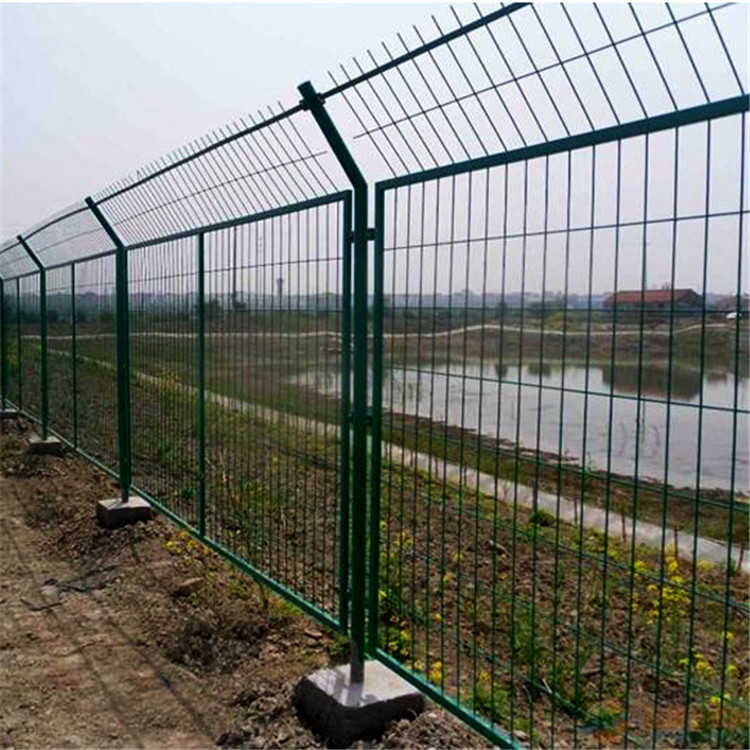 鐵絲高速護(hù)欄網(wǎng)圖片3 鐵絲高速護(hù)欄網(wǎng)圖片3