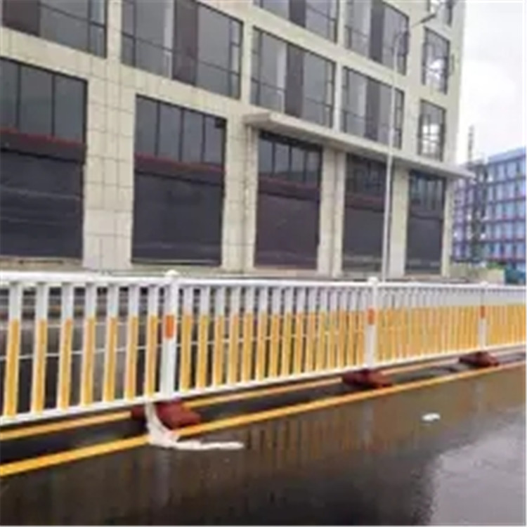 道路鋅鋼護(hù)欄圖片2